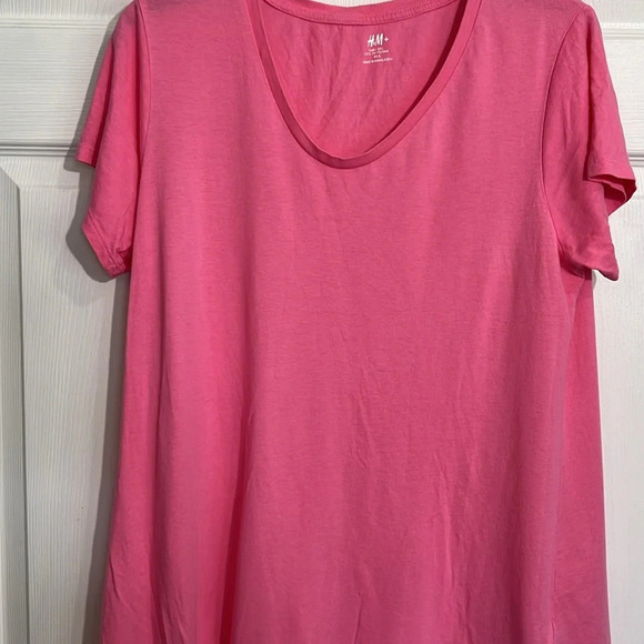 H&M women’s pink tee - size large - Picture 2 of 7
